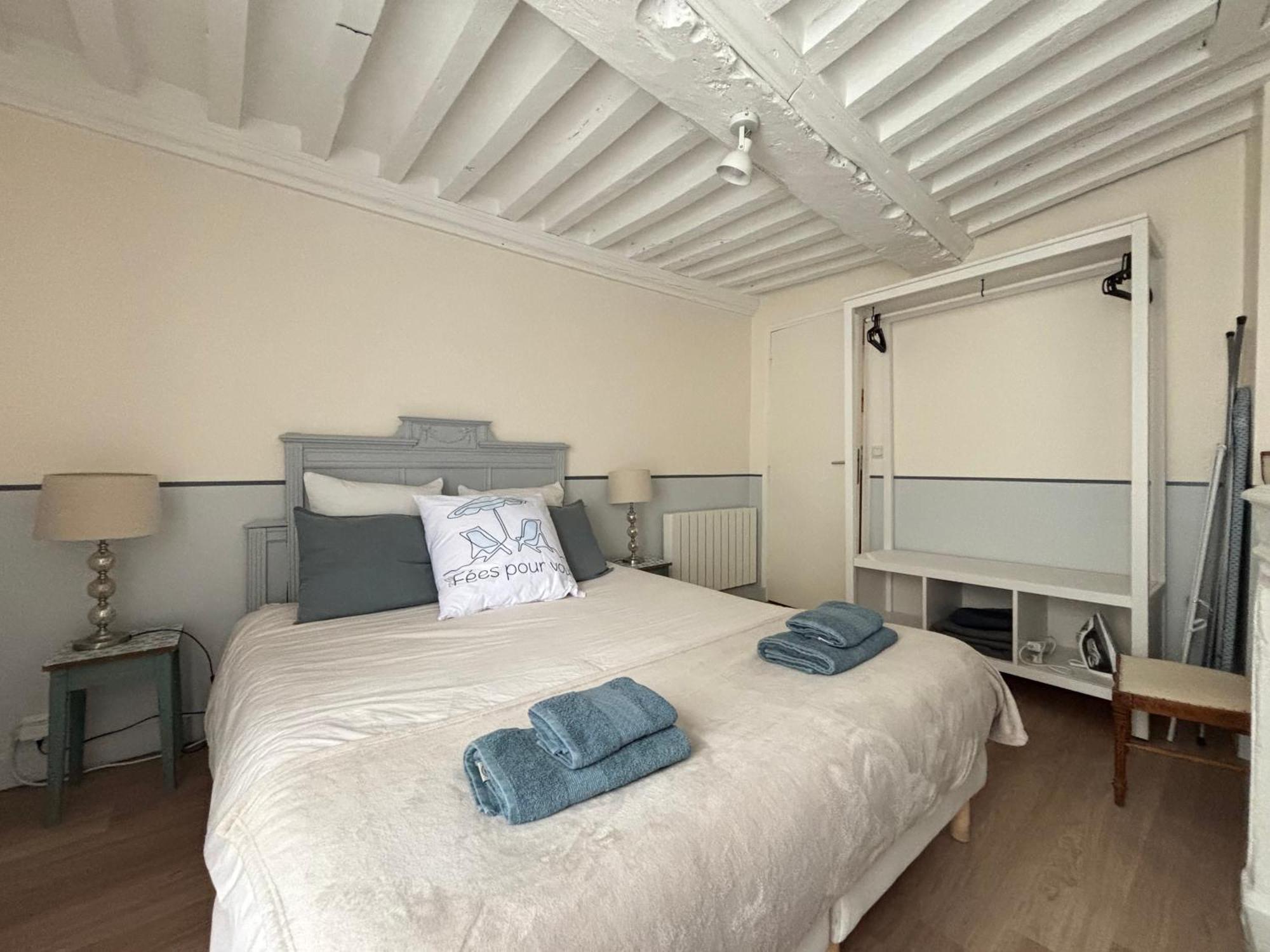 Les Remparts Apt Spacieux 1 Er Etage Renove Joliment Decore Bien Equipe Plein Centre Bayeux Proche Plages Du Debarquement Parking Gratuit A Proximite Exterior foto
